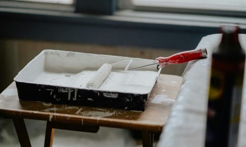 klusjesmeester-verfroller-witlatex-verven-binnenruimte-afplakken